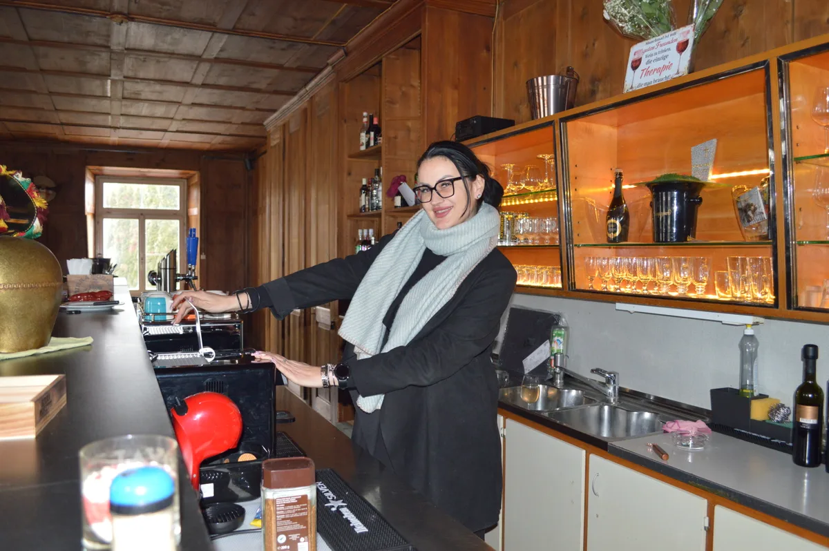 Die Gastronomin hinter der Bar.